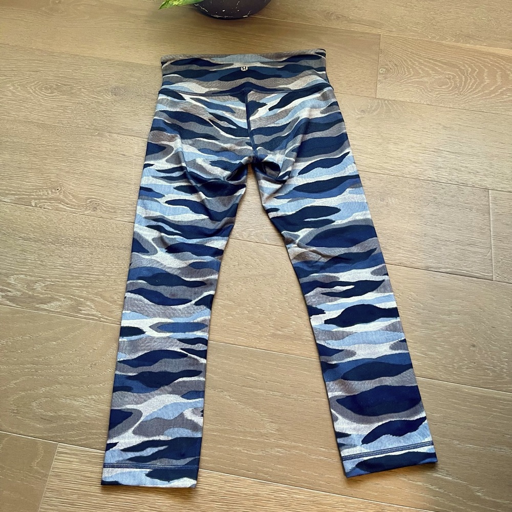 Lululemon camo crop leggings. Size 4.